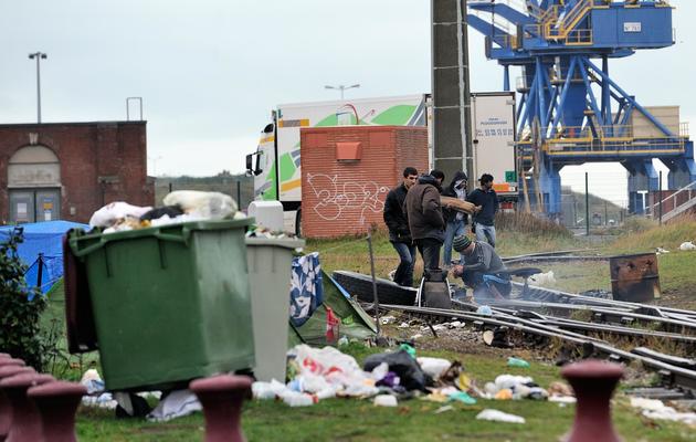 Des immigrés dans un campement de fortune sur le port de Calais, où les bateaux traversent la Manche pour le Royaume-Uni, le 2 novembre 2013 [Philippe Huguen / AFP]