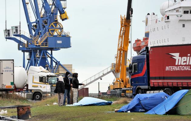 Des immigrés vivent dans un campement de fortune sur le port de Calais, où les bateaux traversent la Manche pour le Royaume-Uni, le 2 novembre 2013 [Philippe Huguen / AFP/Archives]