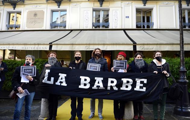 Des militantes du mouvement féministe La Barbe manifestent devant le restaurant Drouant après l'annonce du prix Goncourt, le 4 novembre 2013 à Paris [Eric Feferberg / AFP]