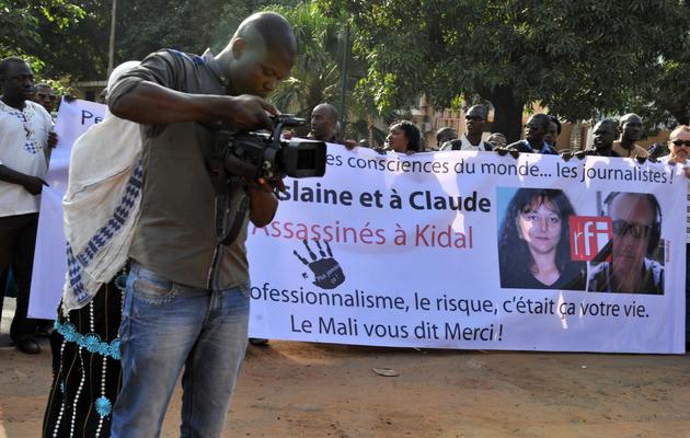 Des journalistes maliens participent à une marche en hommage à leurs collègues de RFI tués à Kidal, le 4 novembre 2013 à Bamako [ / AFP Photo]