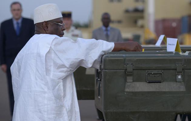 Le président malien Ibrahim Boubacar Keita décore,  à titre posthume les journalistes français tués à Kidal, le 4 novembre 2013 à l'aéroport de Bamako  [Philippe Desmazes / AFP]