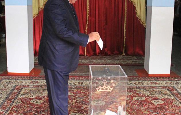 Le président du Tadjikistan vote, le 6 novembre 2013 à Douchanbé, lors de la présidentielle [ / AFP]