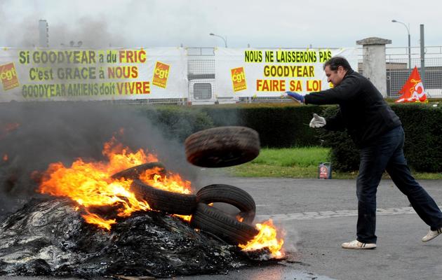 Des pneus sont brûlés le 7 novembre 2013 à l'entrée de l'usine Goodyear d'Amiens- Nord  [François Lo Presti / AFP]