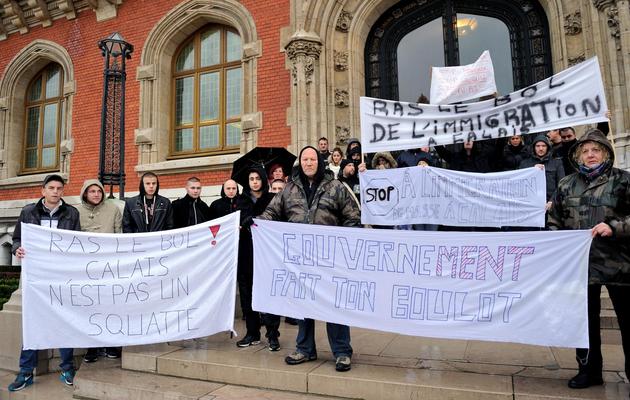 Quelque 50 personnes manifestent à Calais contre la présence de clandestins, le 7 novembre 2013 [Philippe Huguen / AFP]