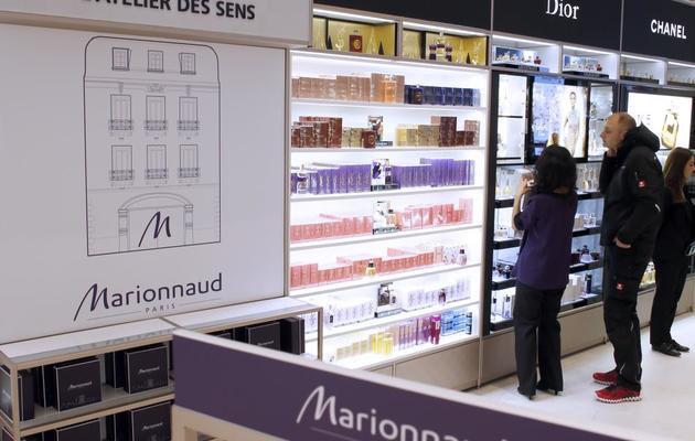 Des clientes visitent le magasin Marionnaud sur les Champs-Elysées à Paris, le 8 novembre 2013 [Thomas Samson / AFP]