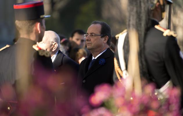 Le président François Hollande, le 11 novembre 2013, à Paris devant la statue de Georges Clémenceau [Lionel Bonaventure / AFP]