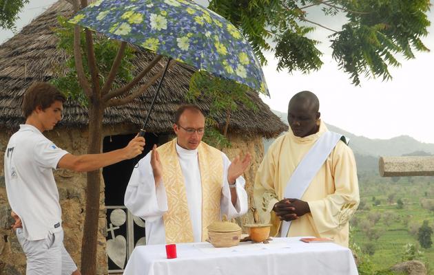 Le père Georges Vandenbeusch célébrant la messe le 22 juillet 2012 dans le nord du Cameroun [- / Diocèse de Nanterre/AFP/Archives]