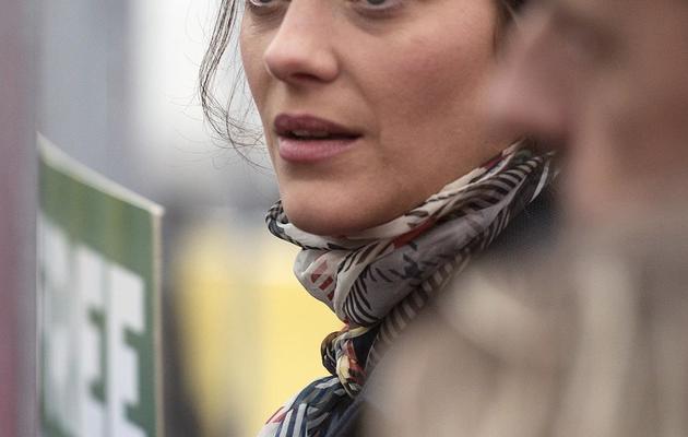 L'actrice française Marion Cotillard symboliquement mise en cage lors d'une manifestation de soutien aux militants de Greenpeace détenus depuis deux mois en Russie, à Paris le 15 novembre 2013 [Fred Dufour / AFP]