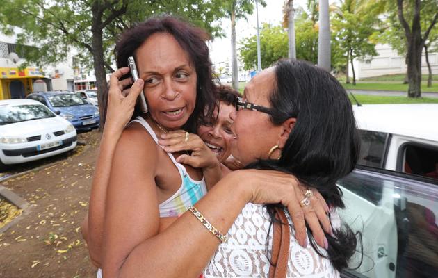 La femme de Francis Collomp, Anne-Marie Collomp (G), réagit après l'annonce de la libération de son mari, le 17 novembre 2013 [Richard Bouhet / AFP]