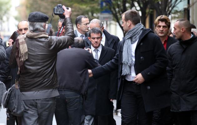 Le ministre de l'Intérieur Manuel Valls devant le siège de Libération le 18 novembre 2013 [Kenzo Tribouillard / AFP]