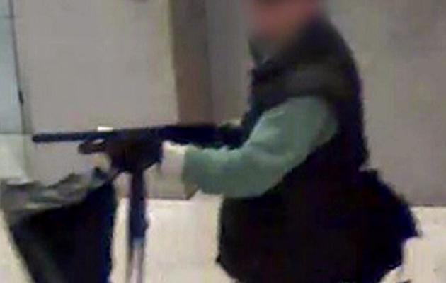 Photo fournie par BFM TV montrant un homme armé dans le hall du siège de la chaîne, le 15 novembre 2013 [ / BFM TV/AFP]