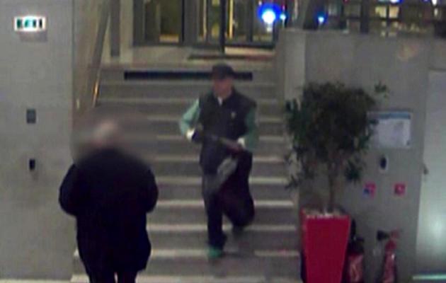 Capture d'écran d'images de surveillance montrant un homme armé au siège de BFMTV à Paris le 15 novembre 2013 [ / BFM TV/AFP/Archives]