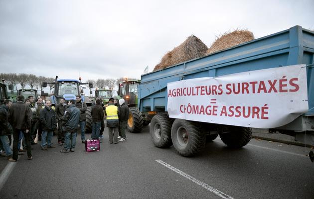 Des agriculteurs près de tracteurs bloquent la Nationale 12 à Méré dans les Yvelines [Martin Bureau / AFP]