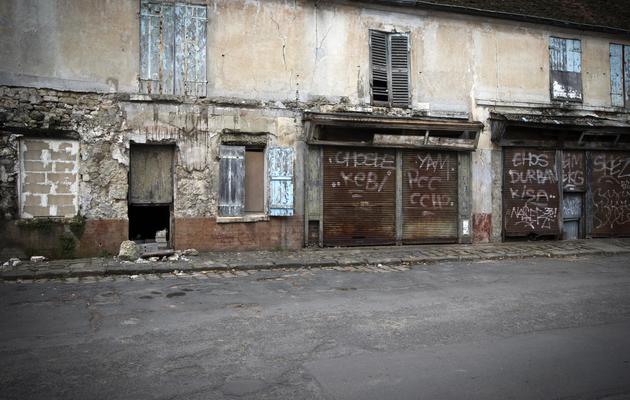 Une rue de Goussainville, désertée par les commerces et les habitants, le 26 novembre 2013, près de l'aéroport Paris-Roissy [Joël Saget / AFP]