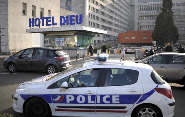 Une voiture de police devant l'entrée de l'hôpital de Nantes, le 27 novembre 2013 [Jean-Sébastien Evrard / AFP]