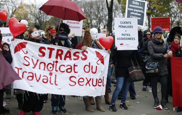 Manifestants contre la proposition de loi punissant les clients des prostituées, le 29 novembre 2013 à Paris [Thomas Samson / AFP]