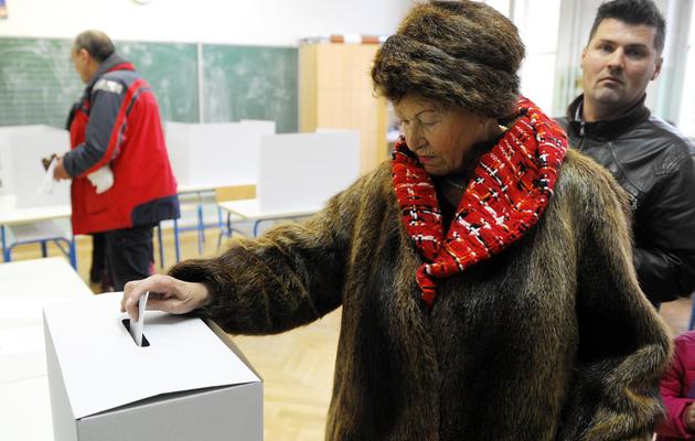 Une femme participe au référendum sur le mariage homosexuel dans un bureau de vote de Zagreb, le 1er décembre 2013 [ / AFP]