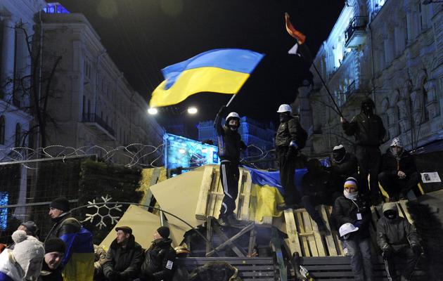 Des manifestants sur une barricade place de l'Indépendance, le 4 décembre 2013 à Kiev, en Ukraine [Viktor Drachev / AFP]