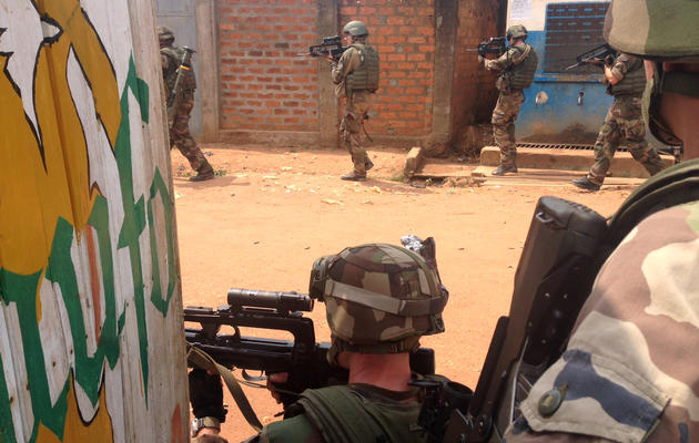 Soldats français à la recherche de rebelles ex-Séléka armés le 9 décembre 2013 dans une rue de Bangui [Fred Dufour / AFP]