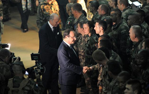 François Hollande et Laurent Fabius avec les soldats français le 10 décembre 2013 à Bangui [Sia Kambou / AFP/Archives]