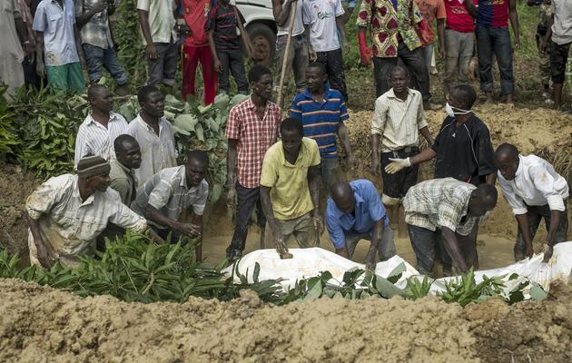 Des victimes des violences sont enterrées le 11 décembre 2013 dans le cimetière musulman de Bangui [Fred Dufour / AFP/Archives]