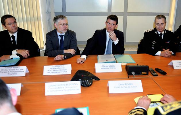 Le ministre de l'Intérieur, Manuel Valls, en visite à la direction départementale de la PAF le 12 décembre 2013 à Coquelles [Philippe Huguen / AFP]