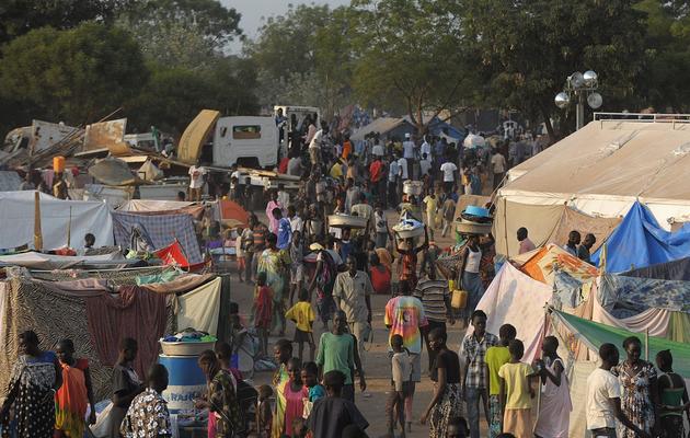 Des civils rassemblés le 22 décembre 2013 sur une base de l'Onu  à Juba [Tony Karumba / AFP]