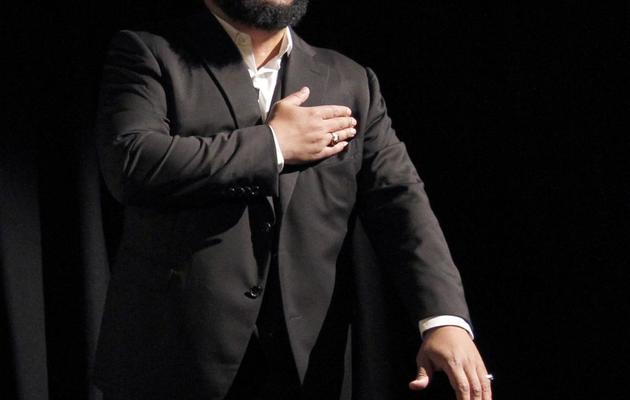 L'humoriste controversé Dieudonné effectuant le geste litigieux de la "quenelle", au théâtre de la Main d'Or, à Paris, le 15 janvier 2012 [Patrick Kovarik / AFP/Archives]