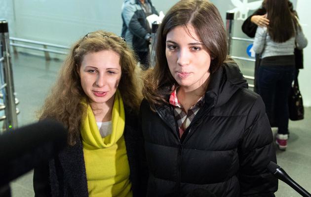 Maria Alekhina et Nadejda Tolokonnikova à leur arrivée le 27 décembre 2013 à Moscou [Dmitry Serebryakov  / AFP]