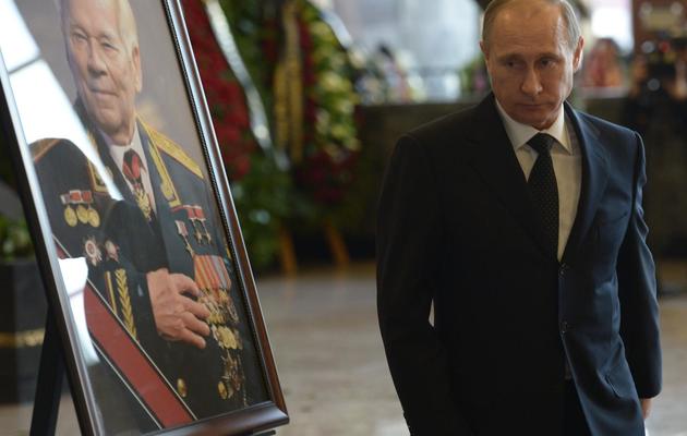 Le président russe Vladimir Poutine aux funérailles de Mikhaïl Kalachnikov, inventeur du fusil éponyme [Alxei Nikolski / Ria Novosti/AFP]