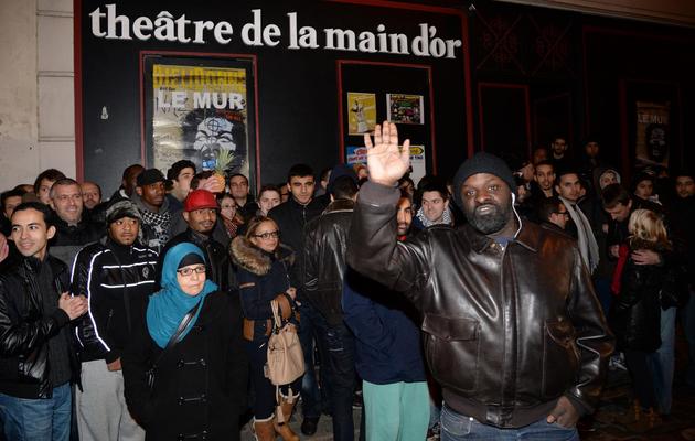 Les fans de Dieudonné se rassemblent le 28 décembre 2013 devant le théâtre parisien où l'humoriste controversé donne ses spectacles pour protester contre la volonté du gouvernement d'interdire sa prochaine tournée [Pierre Andrieu / AFP]
