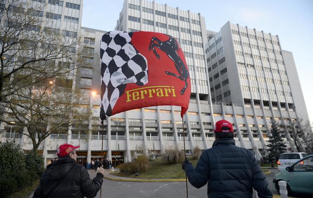 Le drapeau de Ferrari brandi par des  fans de Schumacher le 31 décembre 2013 devant le CHU de Grenoble [Philippe Desmazes / AFP/Archives]