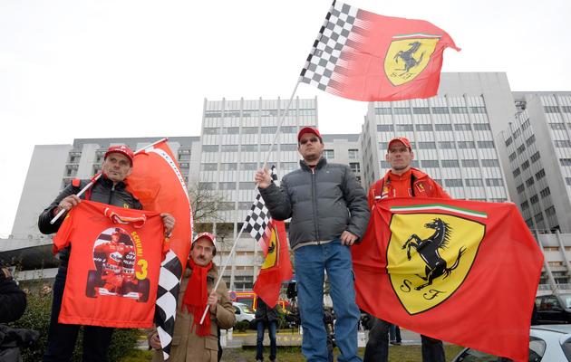 Des fans de Michael Schumacher, le 3 janvier 2014, devant l'hôpital de Grenoble [Philippe Desmazes / AFP]