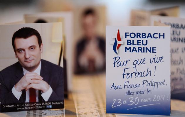 Tracts électoraux et photos de Florian Philippot le 4 janvier 2014 à Forbach [Jean-Christophe Verhaegen / AFP/Archives]
