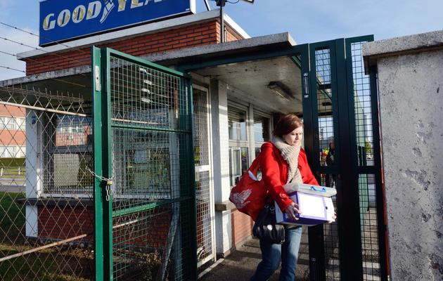 Des salariés de l'usine Goodyear emportent des documents le 7 janvier 2014 à Amiens [Denis Charlet / AFP]