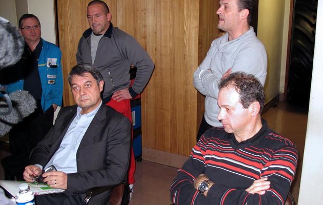 Le directeur des ressources humaines, Bernard Glesser et le directeur de production, Michel Dheilly, séquestrés le 7 janvier 2014 à l'usine Goodyear d'Amiens [Denis Charlet / AFP]