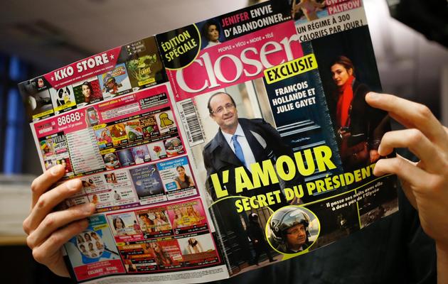 Un lecteur du magazine Closer, qui a rendu publique la relation entre François Hollande et Julie Gayet, le 10 janvier 2014 [Thomas Coex / AFP/Archives]