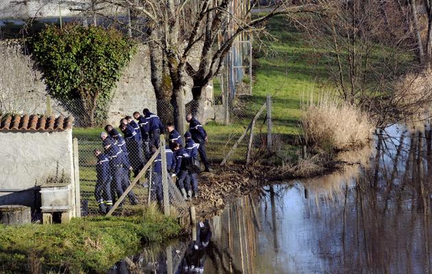 Des gendarmes déployés le 12 janvier 2014 à Magnac-Laval où un veilleur de nuit a été assassiné [Pascal Lachenaud / AFP]