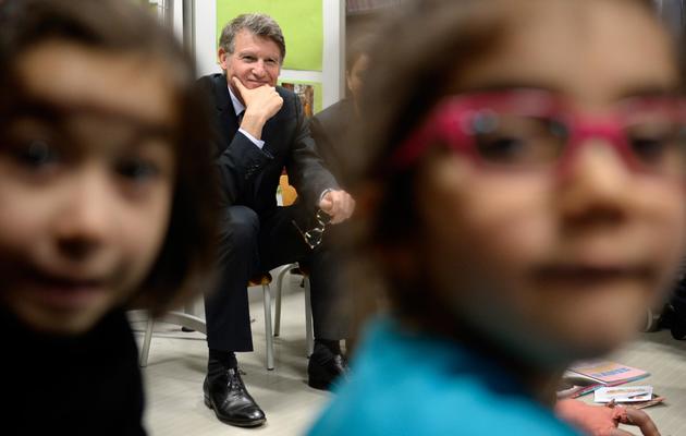 Deux petites filles dans une école de Villeurbanne visitée lundi par le ministre de l'Education nationale Vincent Peillon venu parler de l'égalité hommes-femmes [Philippe Desmazes / AFP]