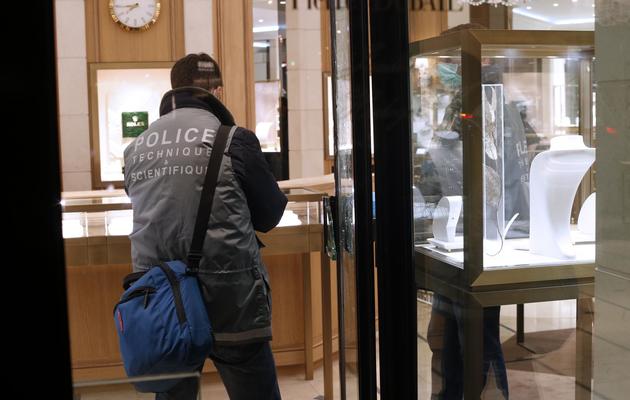 La police scientififque enquête après l'arrestation de huit hommes en flagarnt délit de braquage dans une bijouterie près des Champs Elysées à Paris, le 13 janvier 2014 [Thomas Samson / AFP]