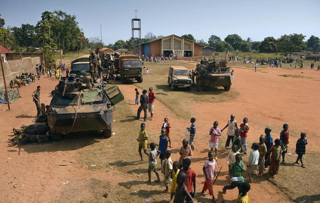 Des militaires français de l'opération Sangaris devant l'église de Boali, à 100 km au nord de Bangui, où des musulmans trouvent refuge, le 19 janvier 2014 [Eric Feferberg / AFP]