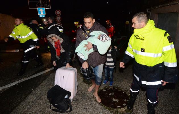Evacuation d'habitants du quartier de l'Oratoire le 19 janvier 2014 dans la banlieue d'Hyeres-Les-Palmiers [Anne-Christine Poujoulat / AFP]