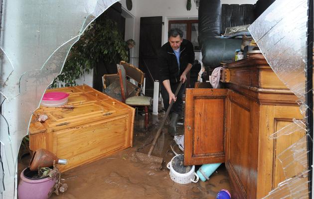 Un habitant de Londe-les-Maures le 20 janvier 2014 dans sa maison dévastée par les intempéries [Boris Horvat / AFP]