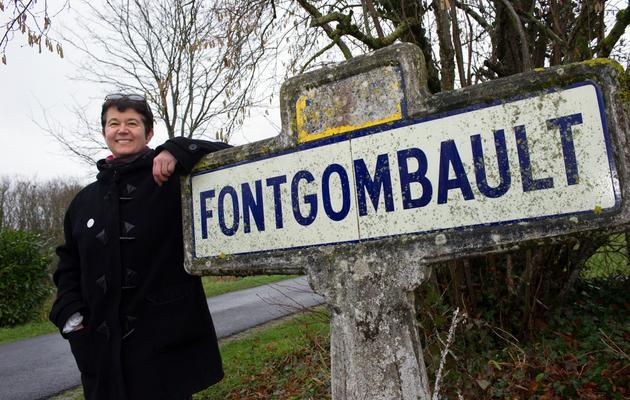Frédérique Prudhomme, l'une des opposantes au maire de Fontgombault, pose le 22 janvier 2014 à l'entrée du village [Guillaume Souvant / AFP]