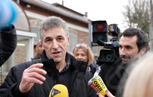 Philippe El Shennawy (C) s'exprime devant la presse après sa sortie de la prison de Fresnes le 24 janvier 2014 [Miguel Medina / AFP]