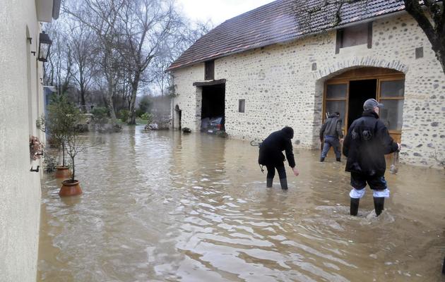 Une maison inondée à Ousse, après le débordement de la rivière Ousse suite à de fortes chutes de pluies qui ont entraîné plusieurs centaines d'évacuations dans le sud-ouest depuis vendredi [Laissac Luke / AFP]