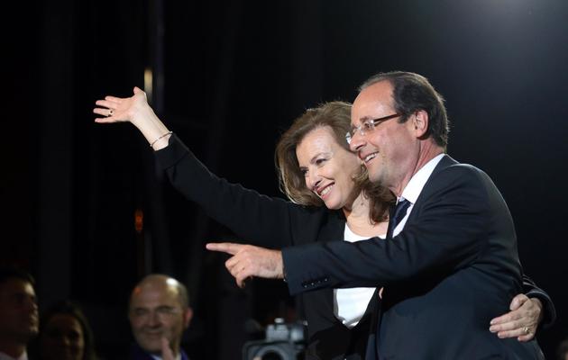 Valérie Trierweiler et François Hollande le 6 mai 2012 place de la Bastille à Paris [Thomas Coex / AFP]