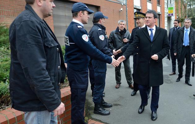 Le ministre de l'Intérieur Manuel Valls, le 26 janvier 2014 au commissariat d'Hénin-Beaumont (Pas-de-Calais) [Denis Charlet / AFP]