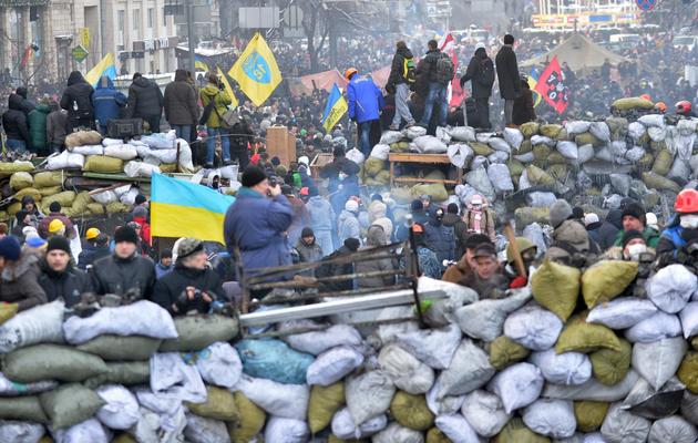 Des manifestants ukrainiens pro-européens sur des barricades à Kiev, le 26 janvier 2014  [Sergei Supinsky / AFP]