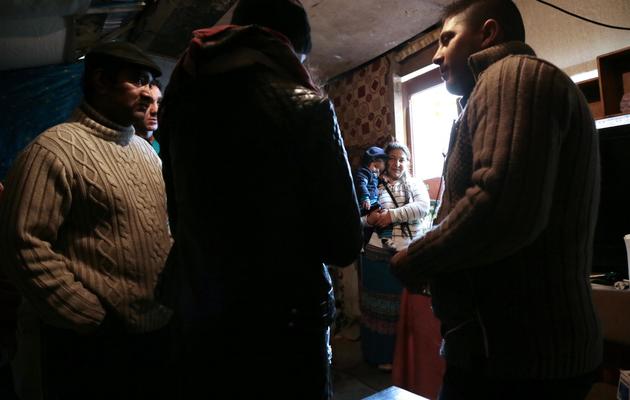 Des jeunes roms en service civique le 31 janvier 2014  dans un camp à Villeneuve-Saint-Georges [Jacques Demarthon / AFP/Archives]
